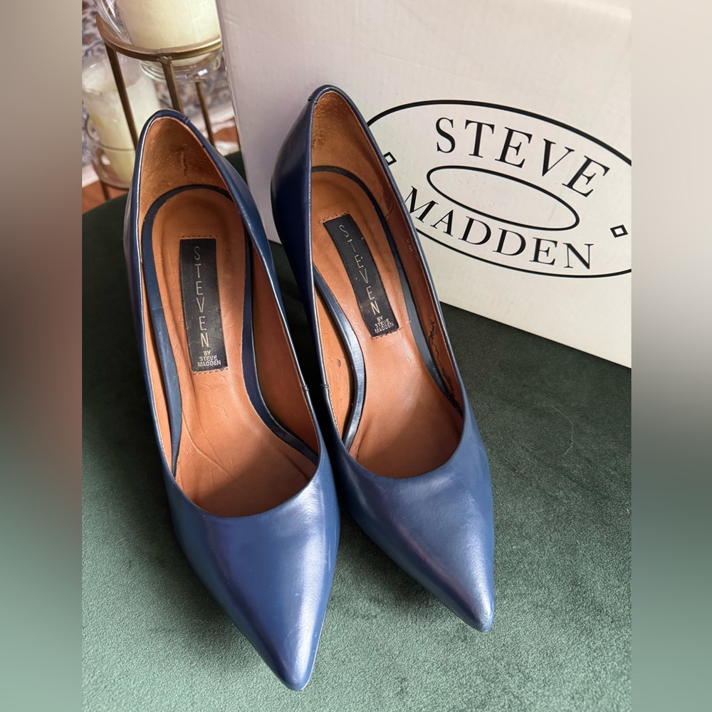 Steve Madden navy pointed-toe heels 💙